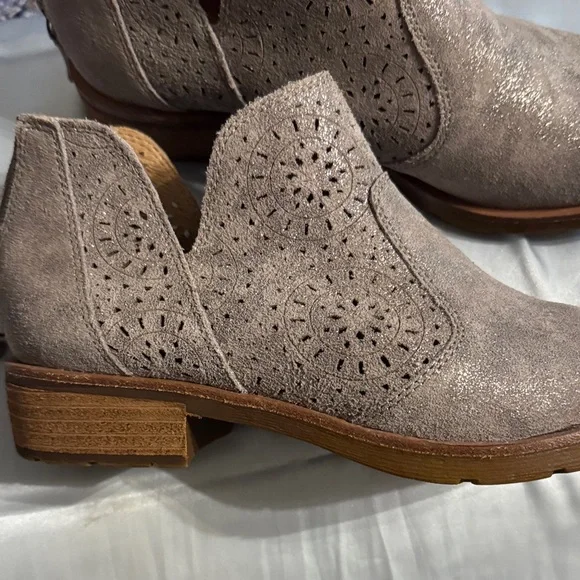 NEW Women's Sofft Ankle Boots in Tan - Picture 2 of 6